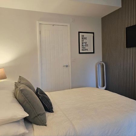 Stylish, Business Traveller Friendly Apartment, With Free Parking And Netflix Farnborough  Exteriör bild