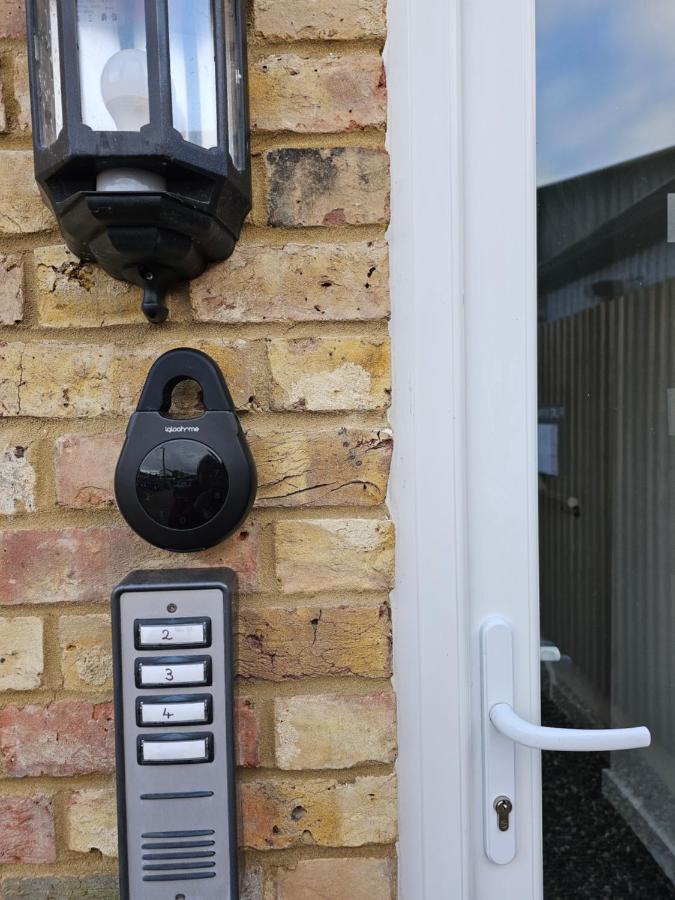 Stylish, Business Traveller Friendly Apartment, With Free Parking And Netflix Farnborough  Rum bild